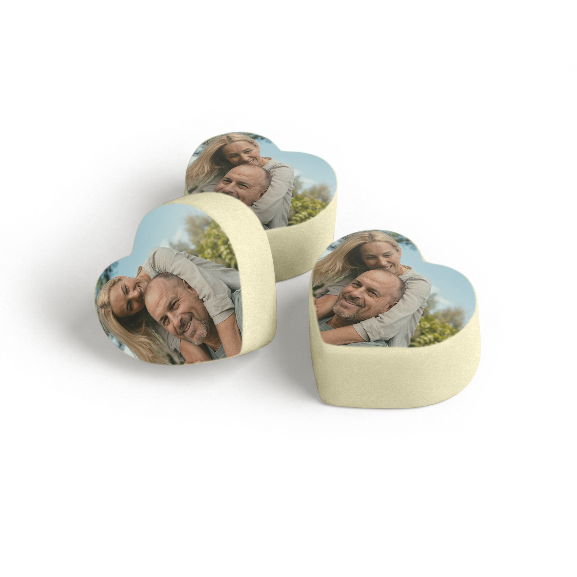 Chocolates praliné personalizados em forma de coração, impressos com foto de um casal sorrindo.