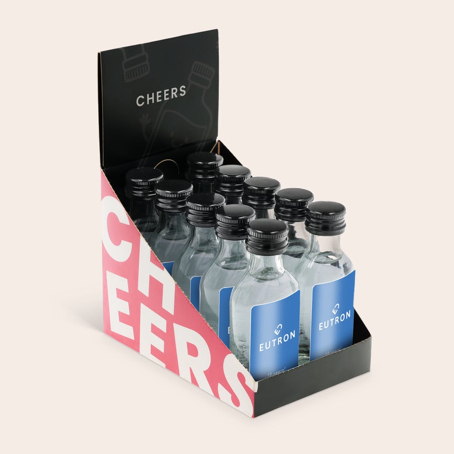 Personliga minialkoholflaskor En Mini Vodka-kollektion i presentförpackning med tio flaskor, varje flaska tryckt med en blå etikett märkt "EUTRON".