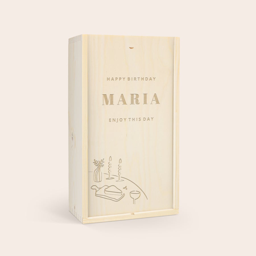 Set cadou vin personalizat - Maison de la Surprise Set de vinuri Luc Pirlet într-o cutie de lemn gravată cu numele Maria și textul Happy Birthday, cu o ilustrație de sărbătoare