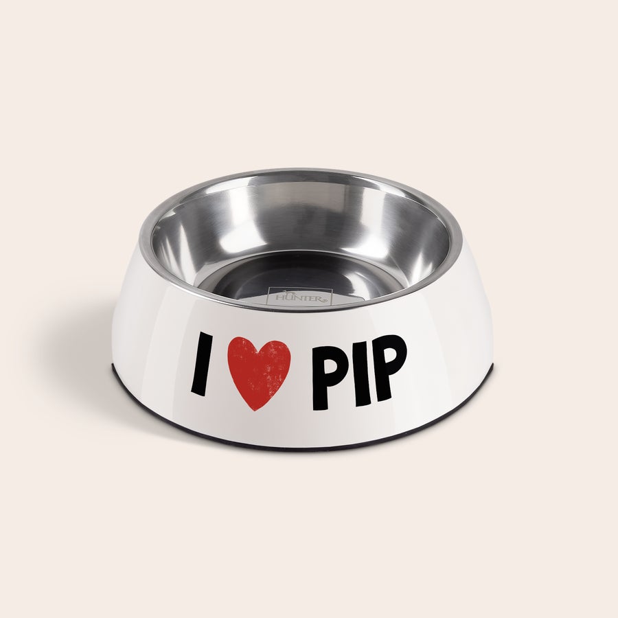 Hondenvoerbak met naam Witte gepersonaliseerde hondenvoerbak met de tekst I love Pip en een rood hart, speciaal voor jouw trouwe viervoeter