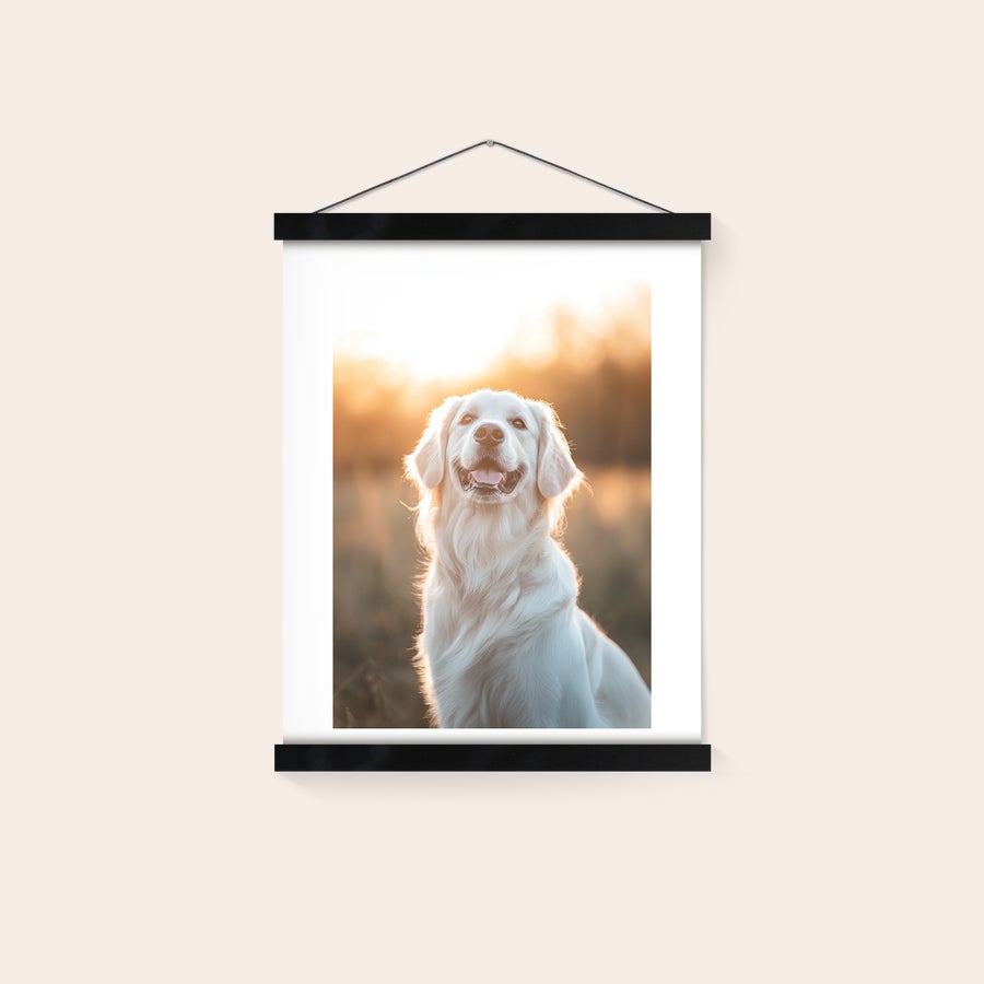 Personliggjort plakat med ophæng af træ Magnetisk plakatophæng af sort træ med dit smukkeste foto printet på en plakat af en hund.
