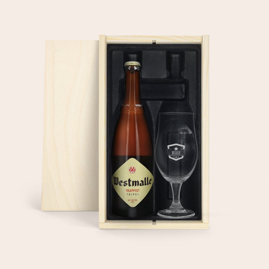 Set cadou bere de ziua tatălui cu sticlă gravată Cutie din lemn cu bere Westmalle și pahar personalizat, gravat cu numele NOAH. Surprinde-ți tatăl dulce.