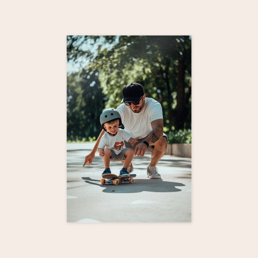 Foto su Forex Foto su forex verticale personalizzata con un uomo e un bambino che fanno skateboard, un regalo meraviglioso