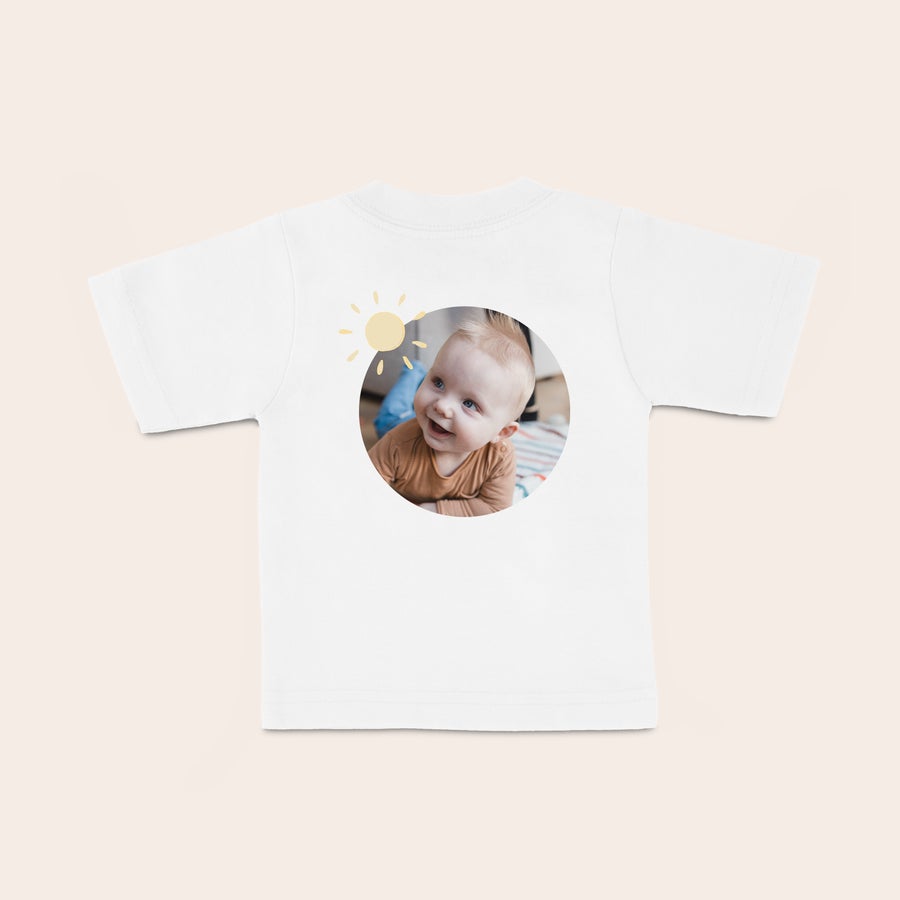 Baby t shirt bedrucken Weißes Baby T-Shirt mit Foto eines lächelnden Babys und Sonne, mit Namen oder Foto bedruckt
