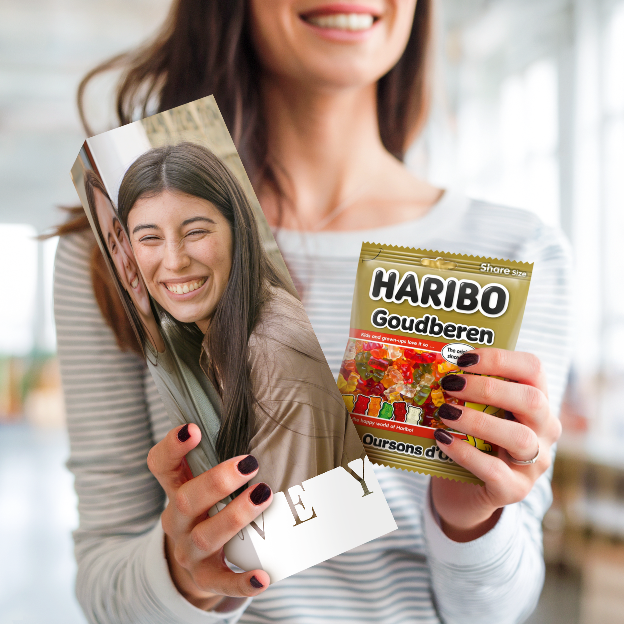 Caja de regalo Haribo personalizada con una foto impresa de una mujer sonriendo, la palabra "VEY" troquelada y un paquete de ositos de goma.
