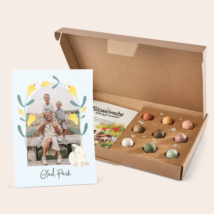 Blossombs presentask Överraska dina nära och kära med en Blossombs presentask med frökulor och ett personligt kort tryckt med foto, texten "Glad Påsk" och design i blommönster.