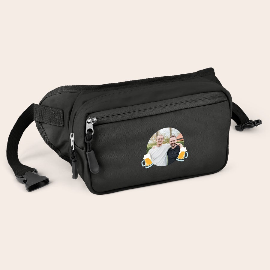 Marsupio personalizzato Marsupio nero personalizzato con una foto stampata di due uomini sorridenti e due boccali di birra gialli