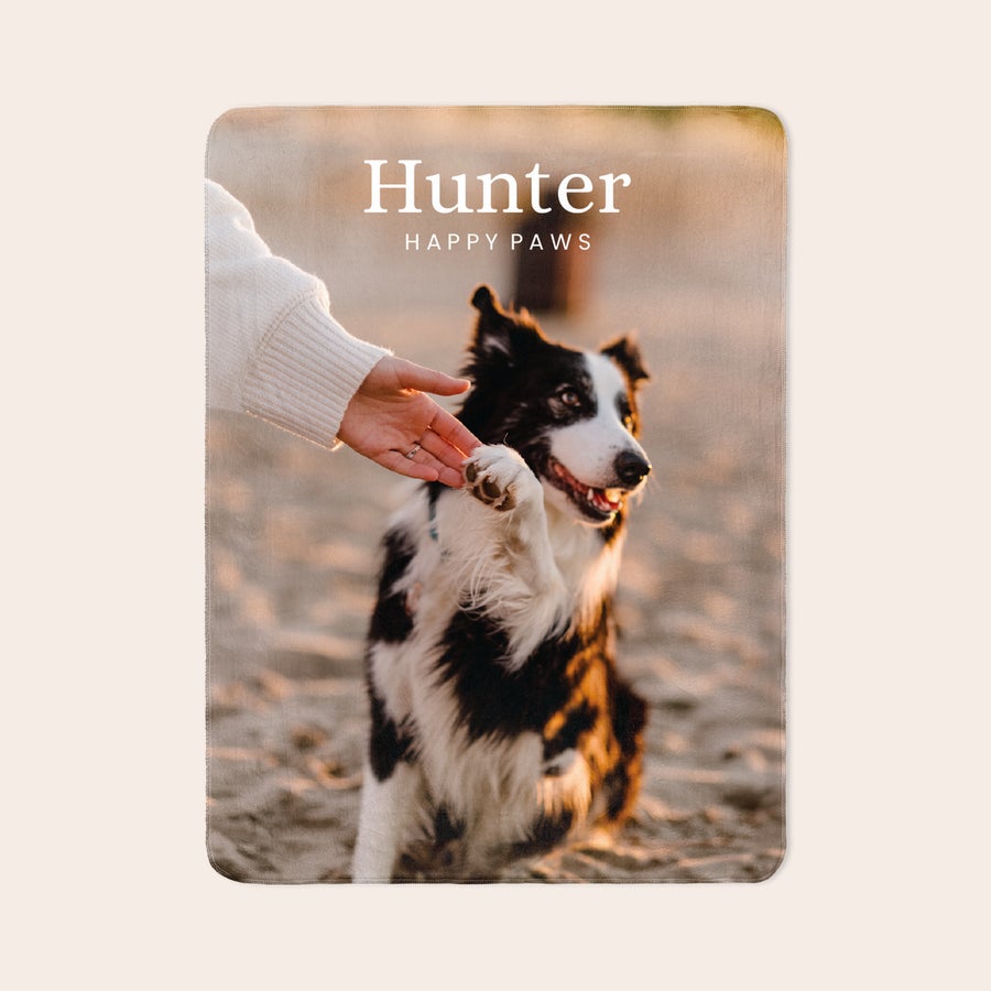 Couverture personnalisée Plaid polaire personnalisé imprimé avec une photo de chien noir et blanc. Le texte Hunter Happy Paws est écrit en haut.