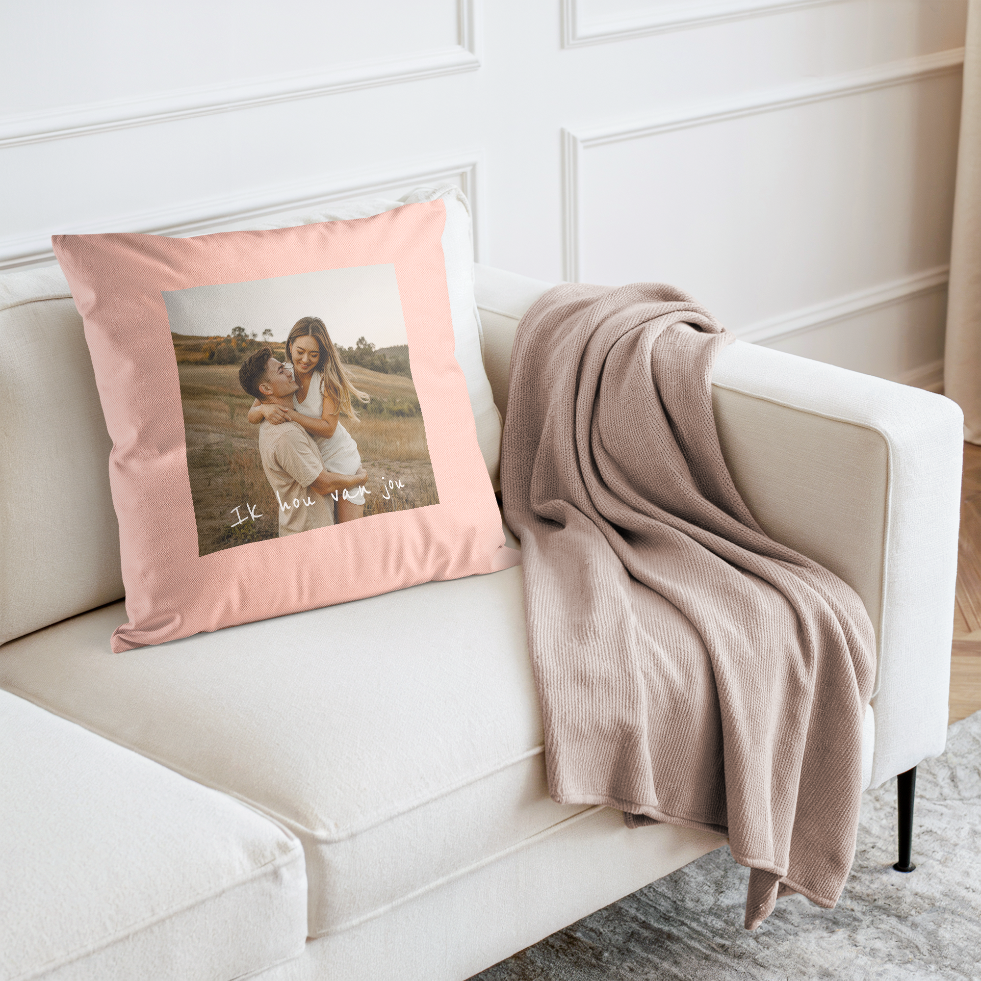 Roze kussensloop met foto van een stel en de tekst Ik hou van jou, bedrukt met een eigen ontwerp.
