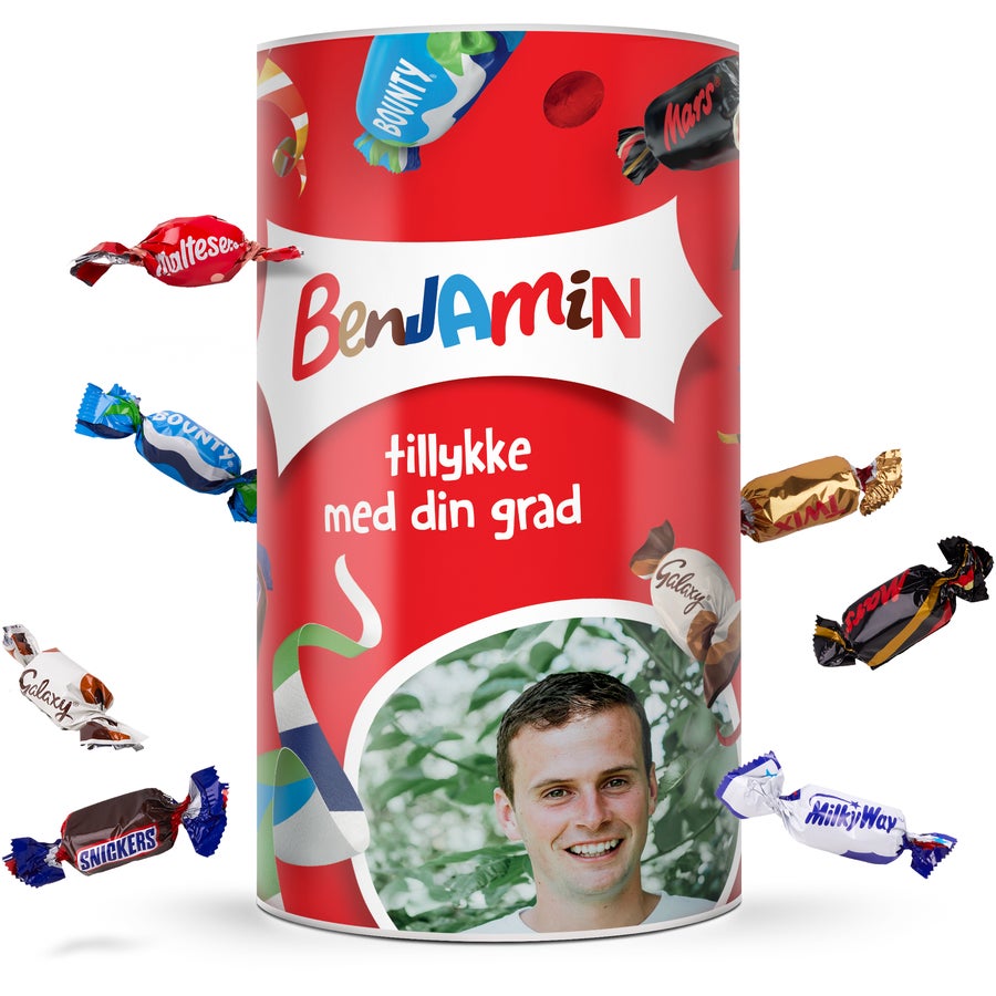 Personlig Celebrations-bøtte Personlig Celebrations-bøtte med foto og teksten Benjamin tillykke med din grad