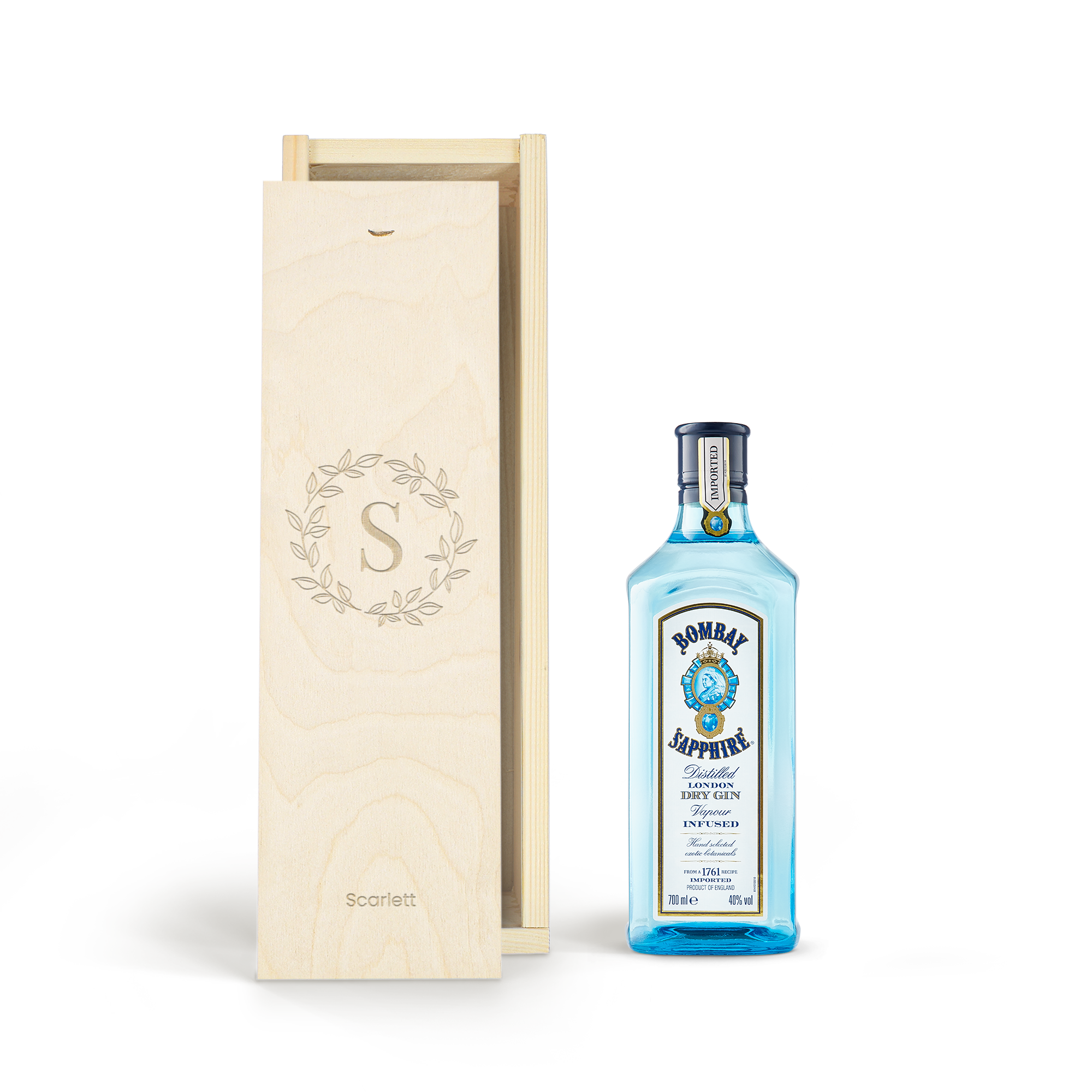 Flaske Bombay Sapphire gin i et personligt trækabinet, graveret med initial S og navnet Scarlett