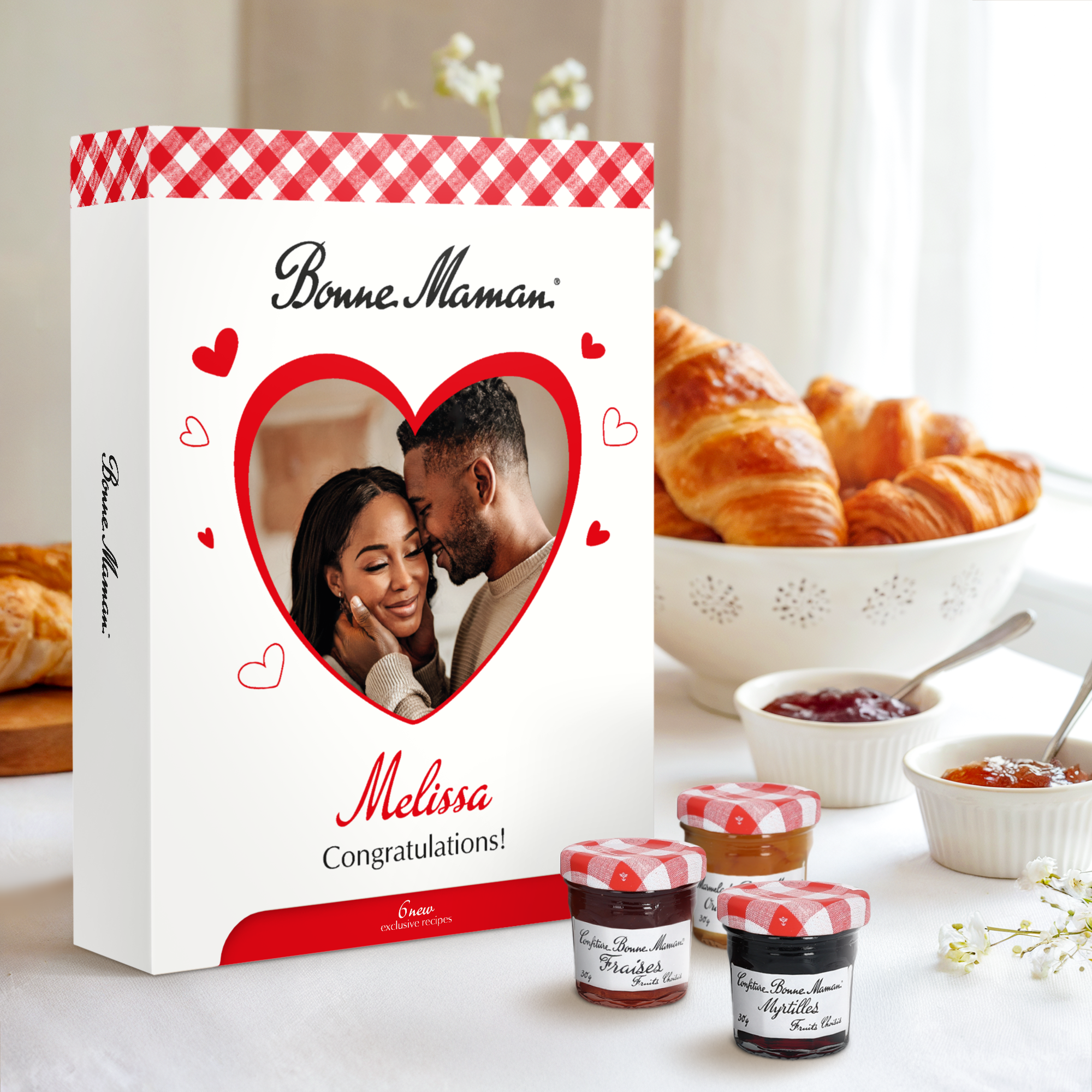 Caja de regalo personalizada Bonne Maman con foto de pareja, "Melissa Congratulations!" impreso y 2 mini tarros de mermelada.