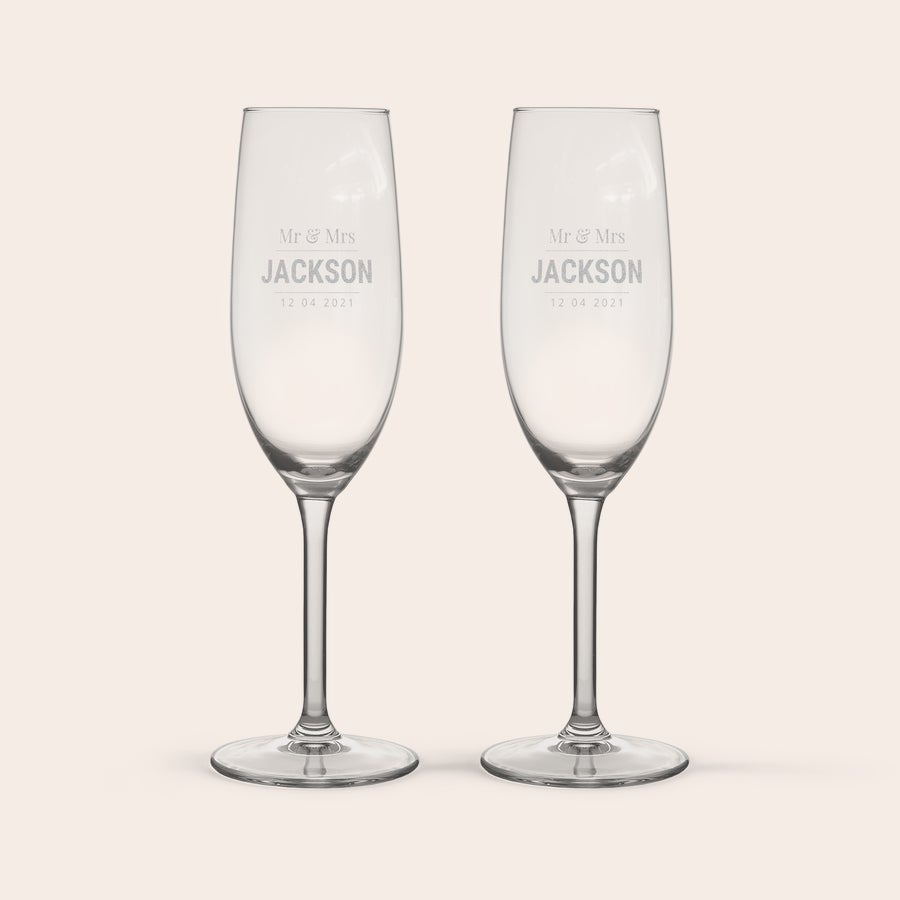 Pahar - Șampanie Două pahare de șampanie transparente, gravate cu textul personalizat „Mr & Mrs Jackson 12 04 2021”