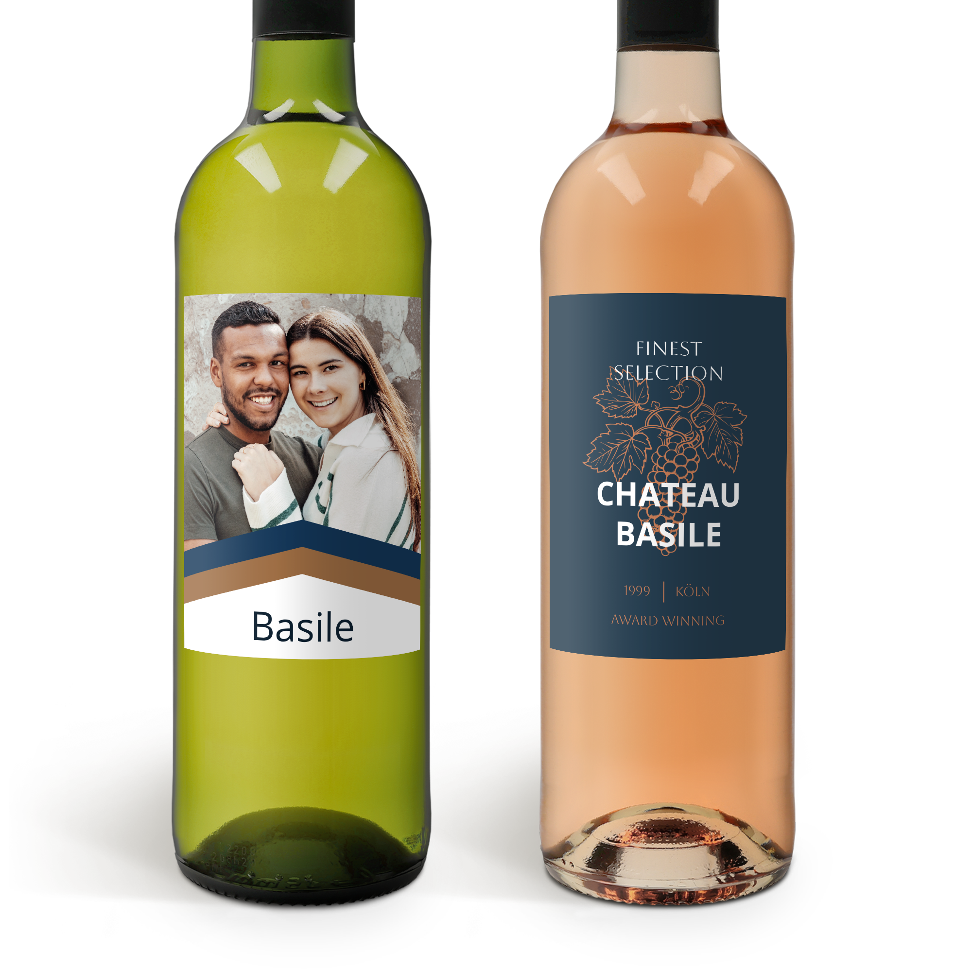 Wein Geschenkset mit eigenem Etikett bedruckt. Eine Flasche Weißwein mit Foto von zwei Personen und Name Basile. Eine Roséweinflasche mit Etikett in Blau.