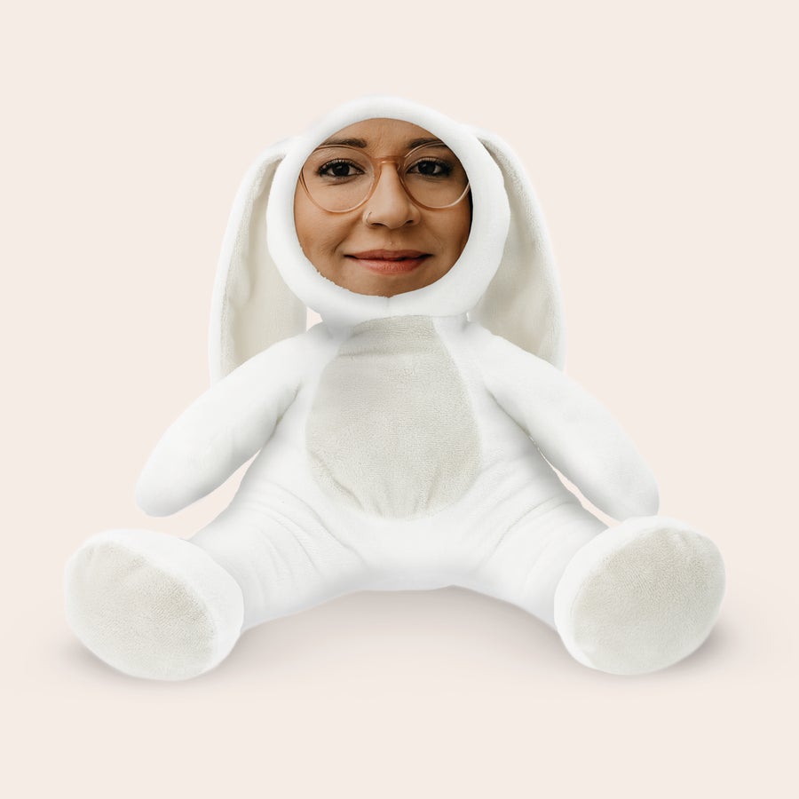 ItsieMe - Bunny Darujte ItsieMe plyšáka s fotografiou ako darček s vytlačenou tvárou ženy s okuliarmi namiesto králičej hlavy