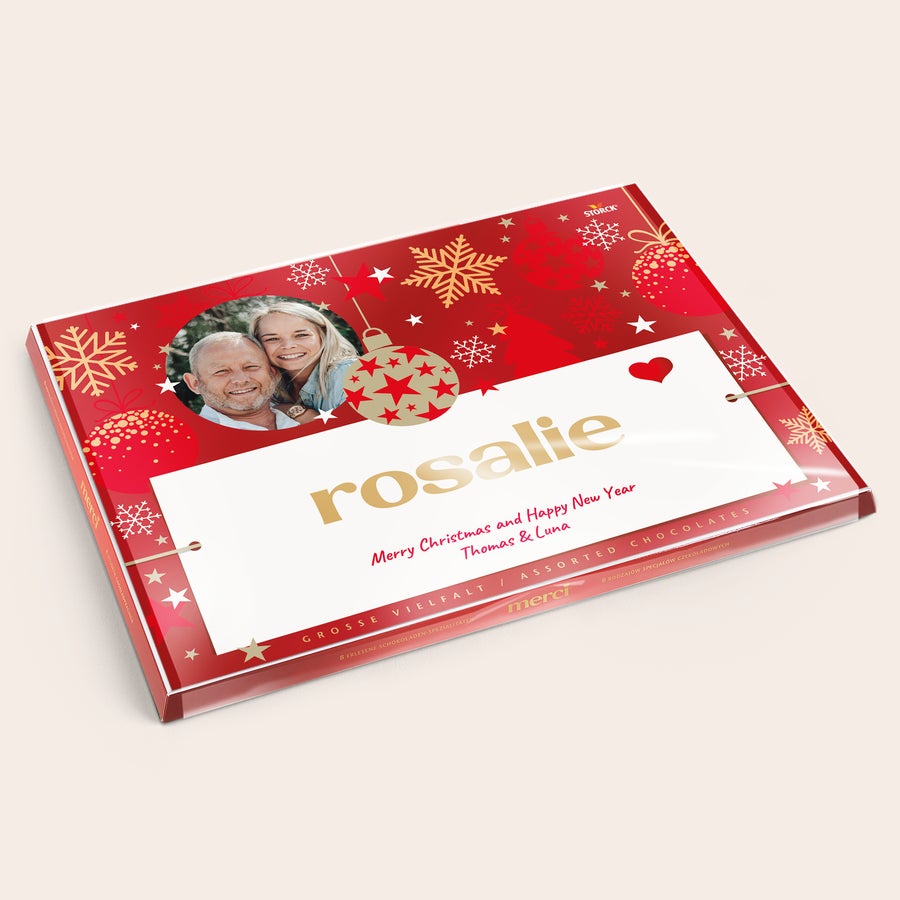 Cutie de ciocolată Merci personalizată și felicitare de felicitare Ciocolata Merci cu card personalizat - 675 grame cu etichetă roșie de Crăciun, imprimată cu o fotografie personalizată și numele Rosalie