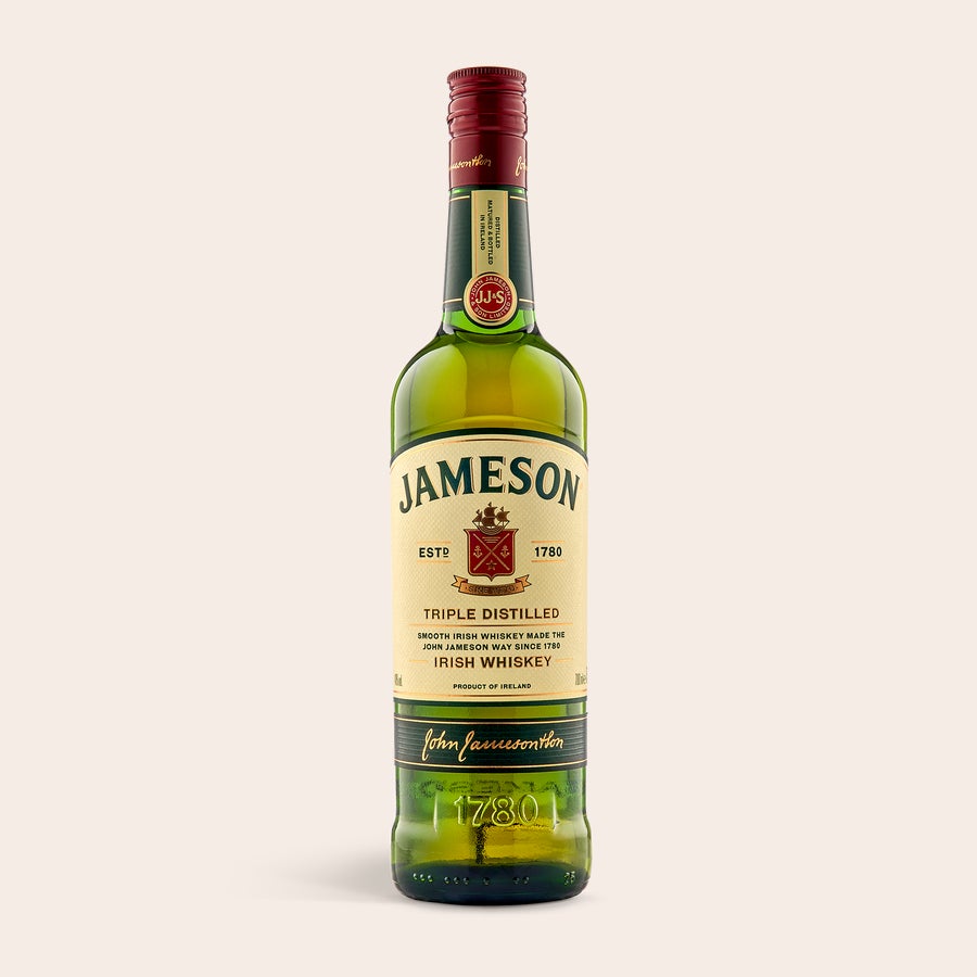 Jameson whiskey in kist personaliseren Een fles Jameson whisky. Je scoort zeker punten met een heerlijke fles whisky in een bedrukte kist.