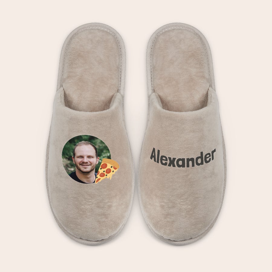 Pantuflas personalizadas Par de pantuflas beige personalizadas. Una impresa con la foto de un hombre y una pizza, la otra con el nombre Alexander.