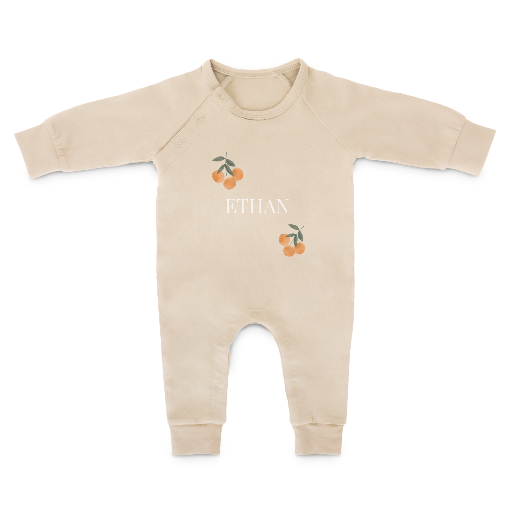Beige henkilökohtainen potkupuku nimellä ETHAN ja painatetut oranssit hedelmät valkoisella pohjalla.