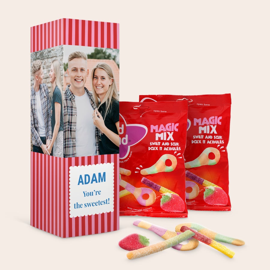 Caixa de oferta personalizada para rebuçados Red Band Caixa de presente de doces personalizada, com foto de casal, nome Adam e a frase You're the sweetest impressos, ao lado de doces Magic Mix.