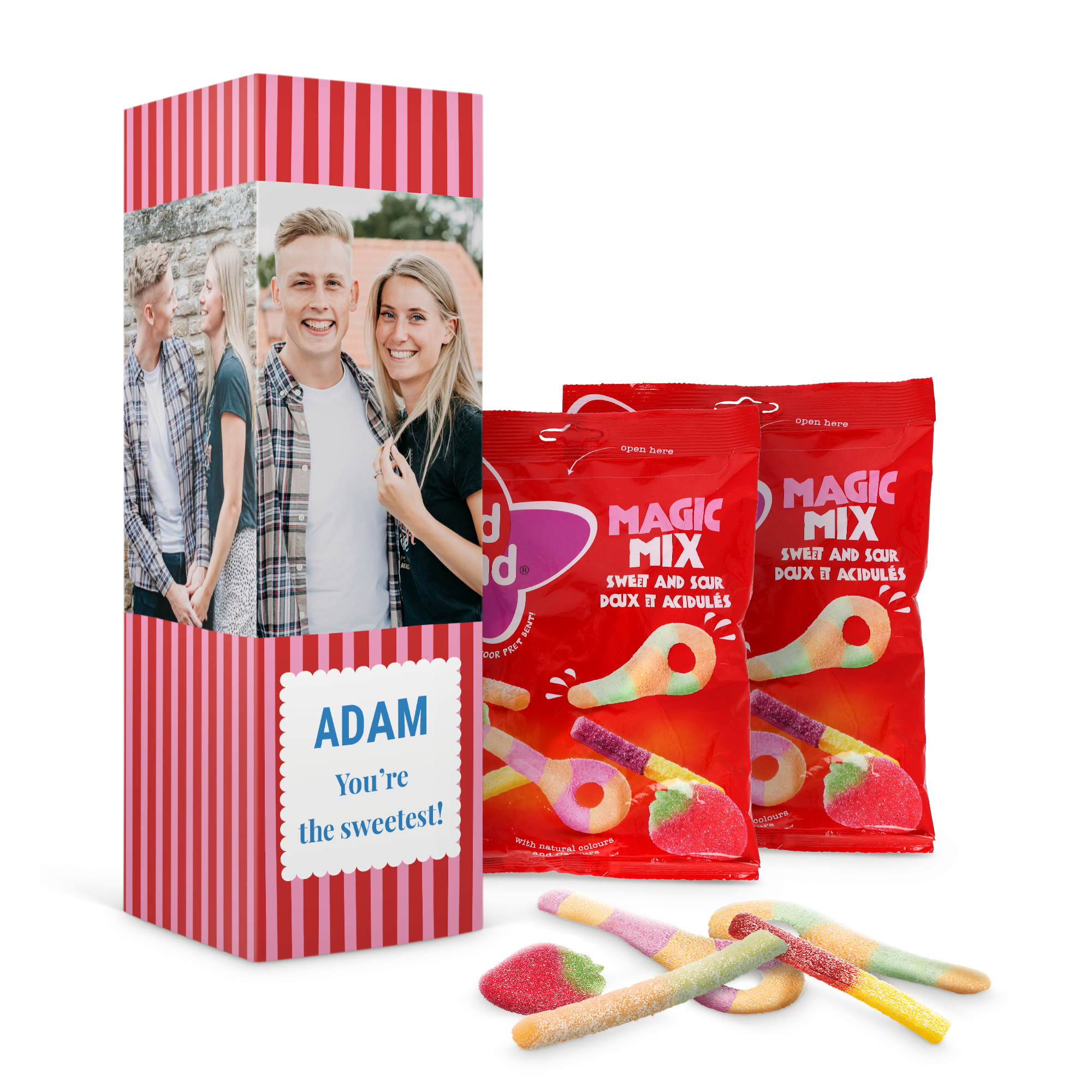 Cutie cadou personalizata cu dulciuri, imprimată cu fotografia unui cuplu, numele ADAM și mesajul You're the sweetest!, alături de două pungi de bomboane Magic Mix.