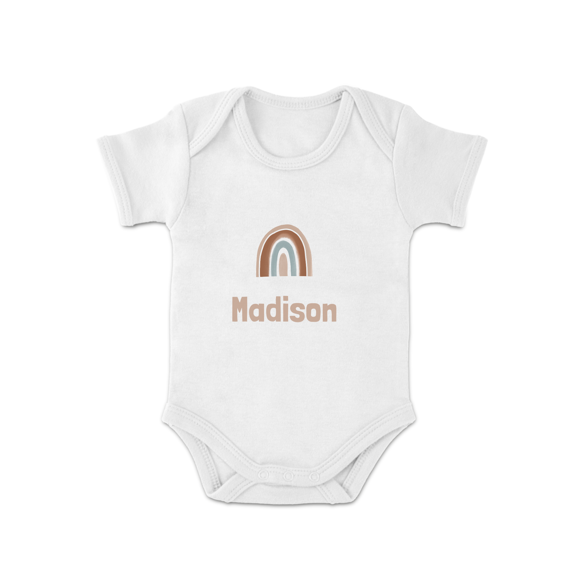Body de bebé blanco con diseño de arcoíris y el nombre "Madison" estampado. Un regalo de bebé personalizado.