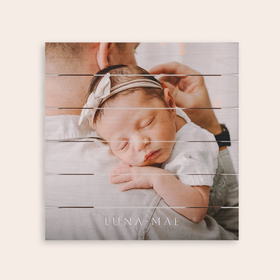 Foto op hout afdrukken Foto op hout met een slapende baby en de naam Luna-Mae, geprint als uniek pronkstuk.