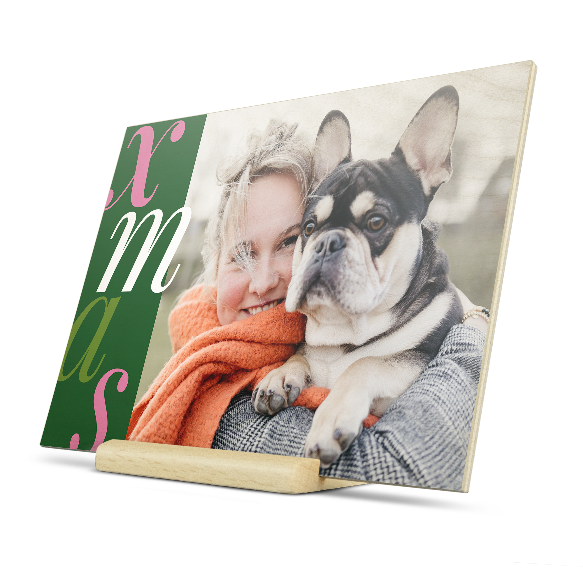 Personligt julekort i træ med et foto af en kvinde og hund, og teksten Xmas. Trykt med dit eget design.