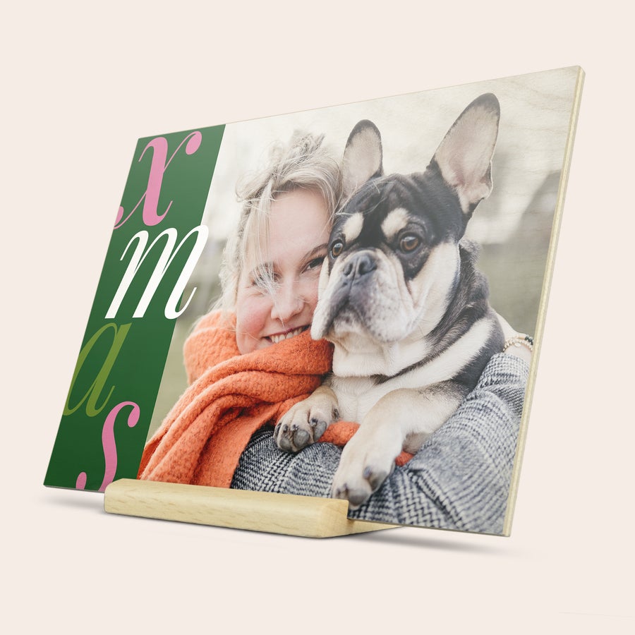 Träfoto julkort Personligt julkort av trä med tryckt foto av kvinna och hund, dekorerat med texten "Xmas".