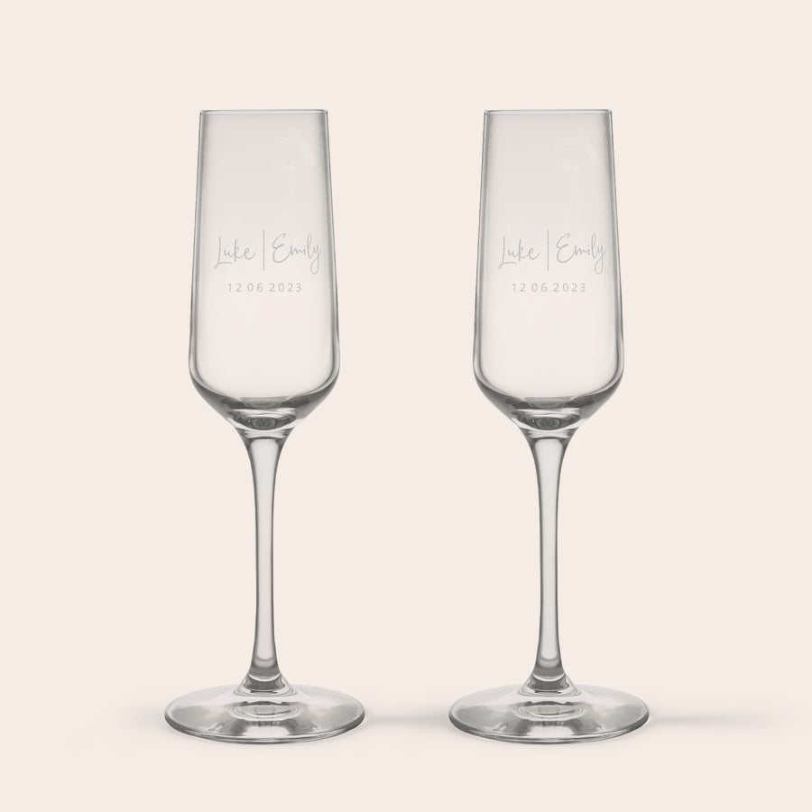 Champagneglass To krystall champagneglass, gravert med navnene "Luke & Emily" og datoen "12 06 2023".