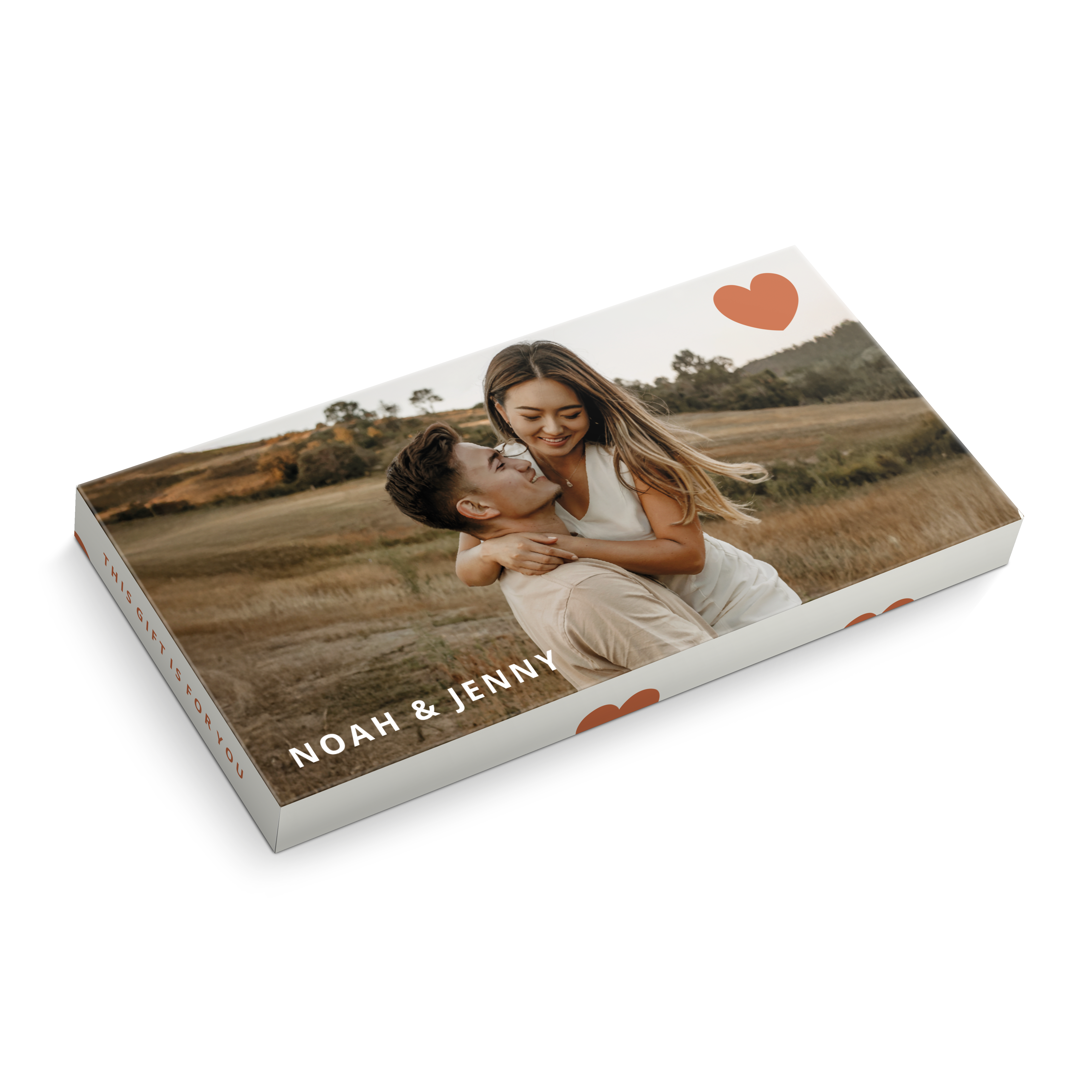 Personlig melkesjokolade - Hasselnøtt med eget bilde, navnene Noah & Jenny, og hjerter trykt på emballasjen.