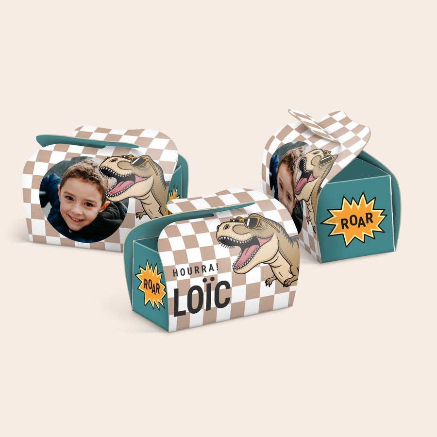 Cadeaux en lot Milka Favourites – personnalisés Trois boîtes à chocolats Milka personnalisées avec la photo d'un enfant et un dinosaure, imprimées avec le texte Houurra Loïc