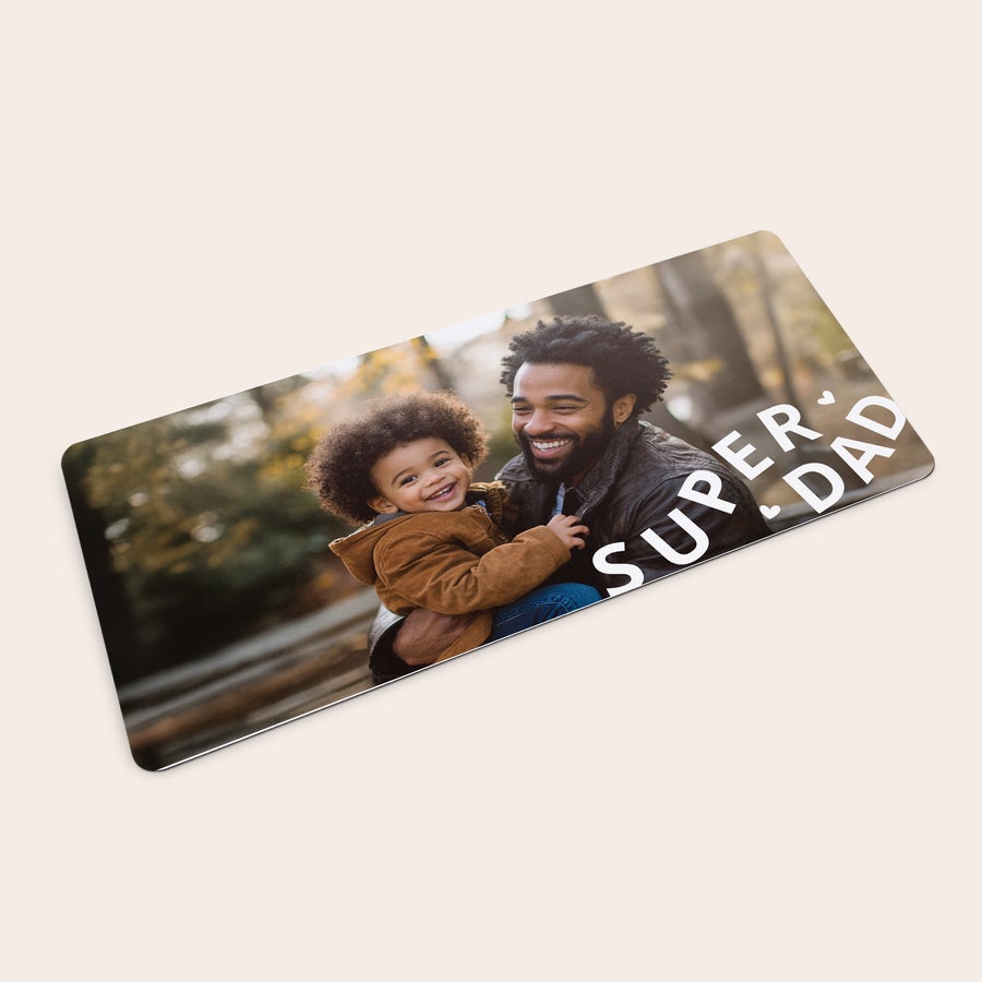 Personalizirana podloga za miško – pravokotna – XXL XXL personalizirana podloga za miško s natisnjeno fotografijo očeta in sina ter napisom Super Dad, idealna za igričarske navdušence.