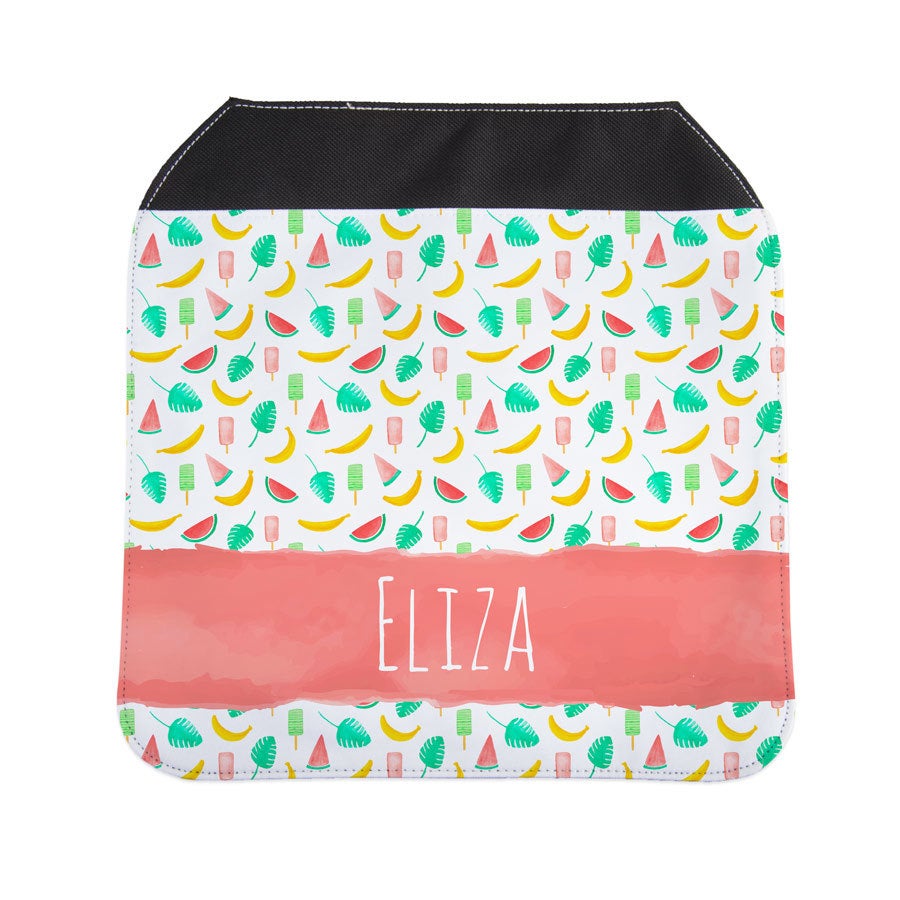 Ekstra ryggsekkdeksel med vannmelon, bananer og ispinne design, og navnet Eliza trykt i hvit tekst.