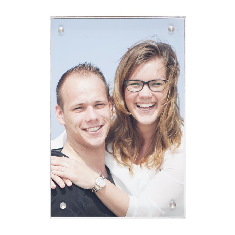 Akryl fotoblokk med personlig bilde av et smilende par, trykt på akryl