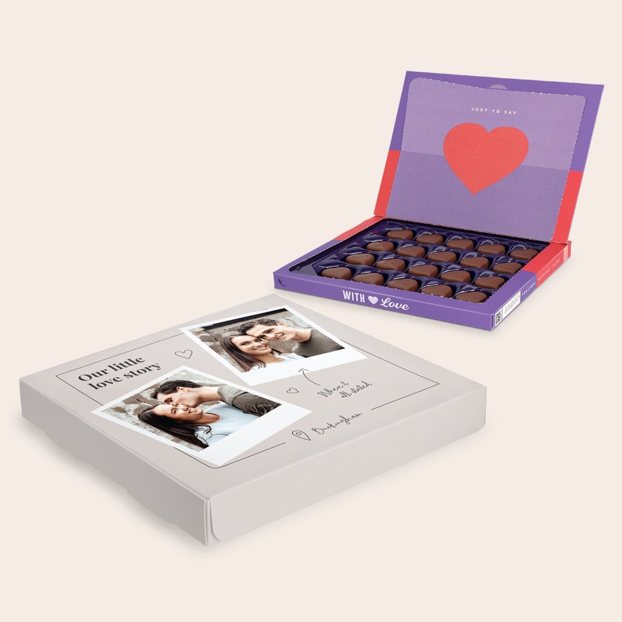 Praline Milka Dragoste Cutie cadou personalizată Milka cu fotografii imprimante, mesaj "Our little love story" și praline în formă de inimă.