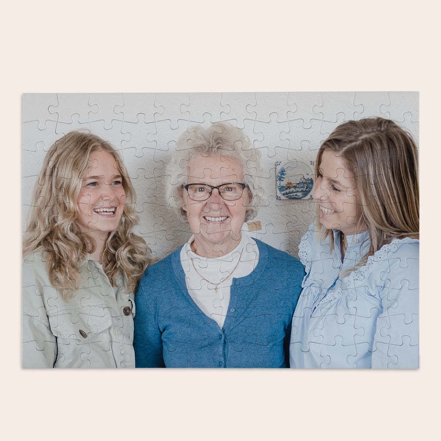 Große Puzzle mit Foto Ein personalisiertes Fotopuzzle mit einer gedruckten Familie aus drei Frauen, perfekt um ein originelles Fotopuzzle zu verschenken