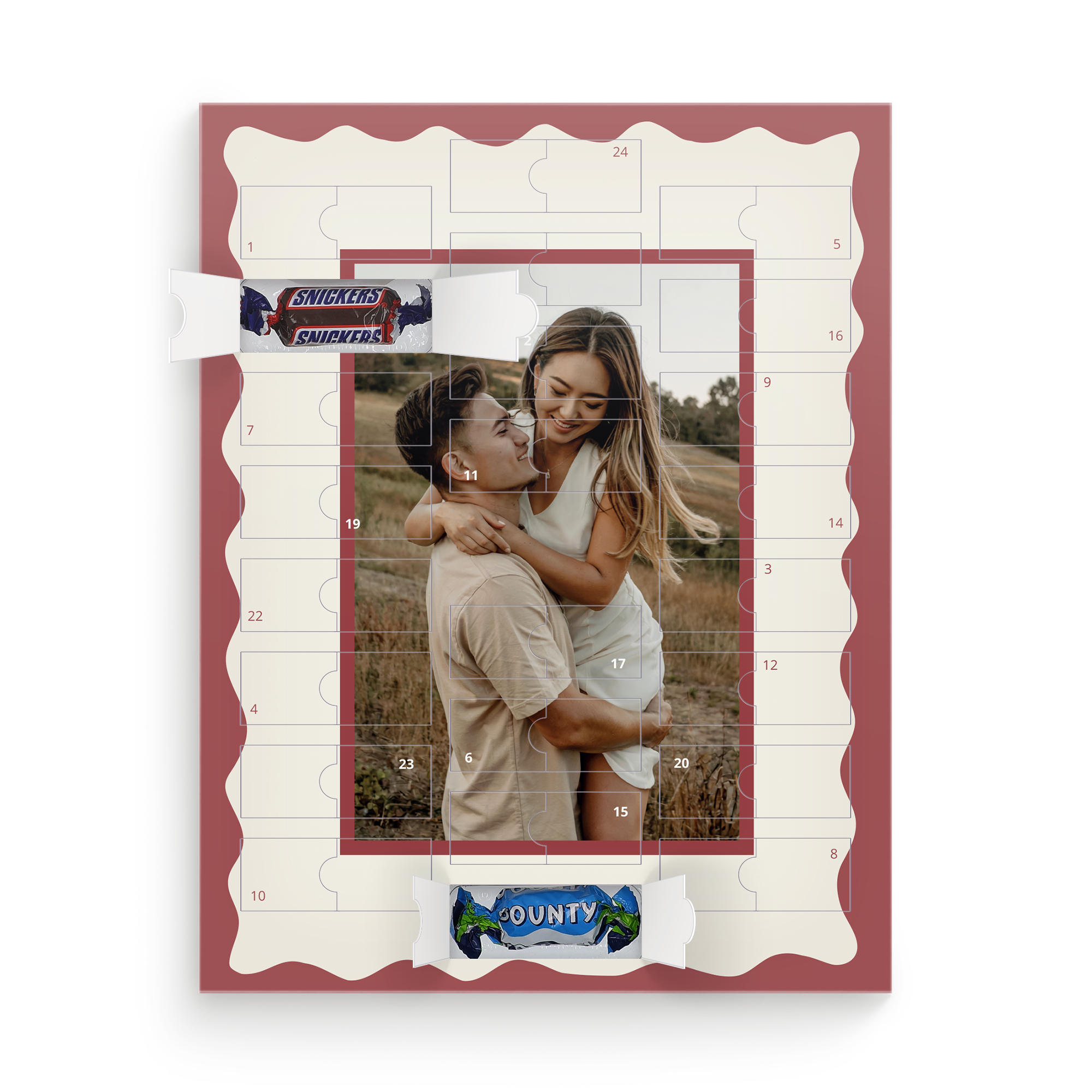 Compte à rebours de Noël avec un calendrier de l’Avent personnalisé imprimé d’une photo de couple et de chocolats Snickers et Bounty.