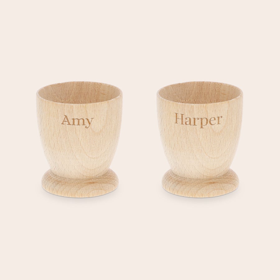 Huevera personalizada Hueveras de madera de haya personalizadas con los nombres "Amy" y "Harper" grabados para un desayuno memorable.