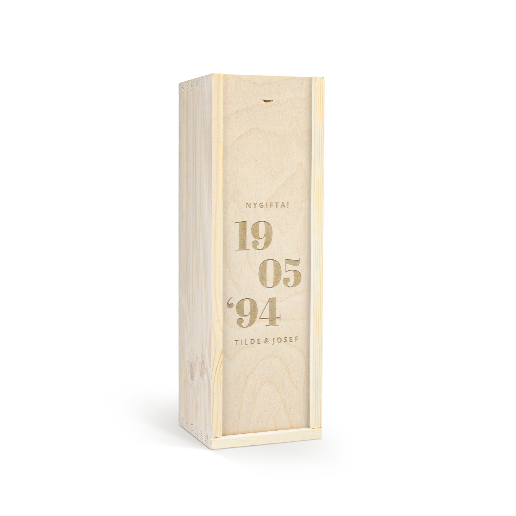 Jägermeister flaska i graverad trälåda med texten NYGIFT Tilde & Josef och datumet 19 05 94, en personlig present