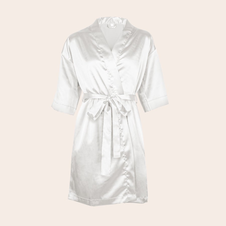 Kimono personnalisé Kimono délicat blanc satiné à manches courtes, personnalisable avec un prénom brodé.