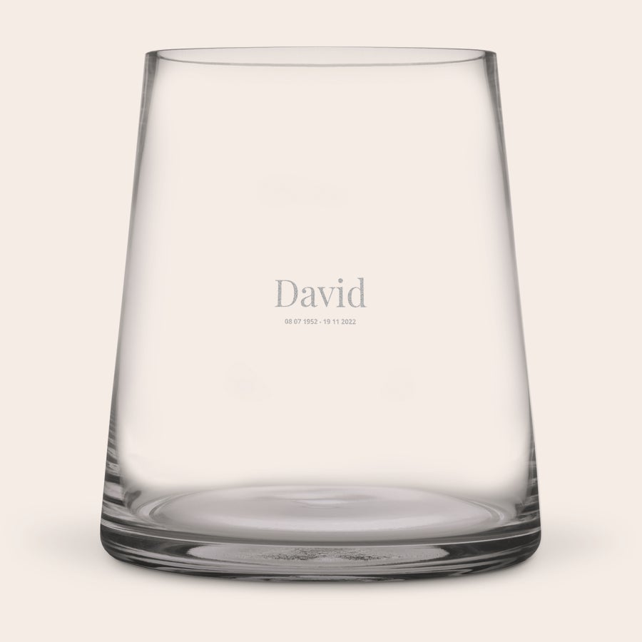 Vaza Personalizată Vază gravată din sticlă transparentă, personalizabilă cu nume, dată sau un mesaj special, pentru a-ți înveseli casa.