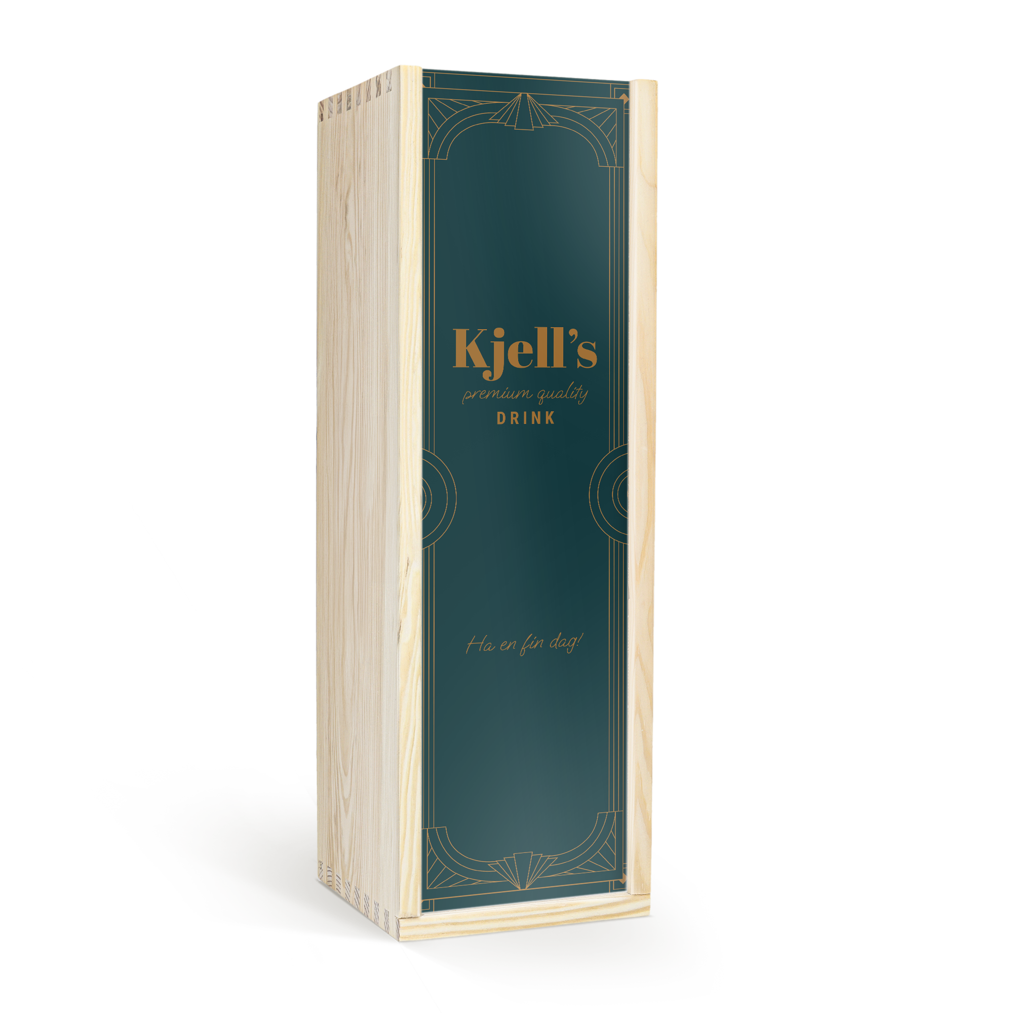 En personaliserad låda med whisky i trä med mörkgrön etikett texten "Kjell's premium quality drink" och "Ha en fin dag!"