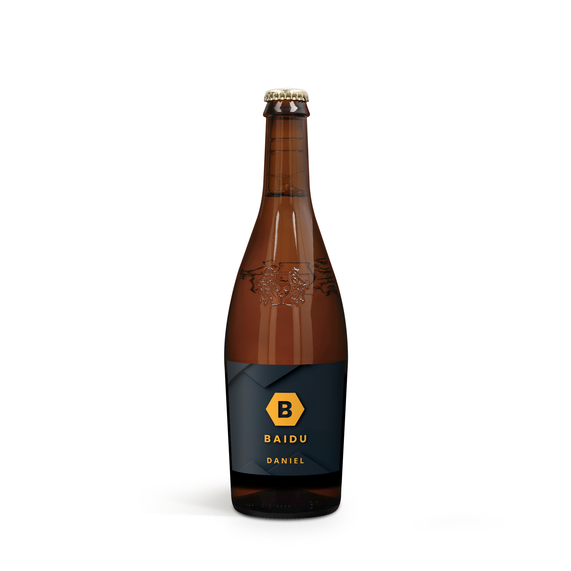 Botella de cerveza personalizada con etiqueta impresa con el nombre "BAIDU DANIEL" y logo amarillo en hexágono.