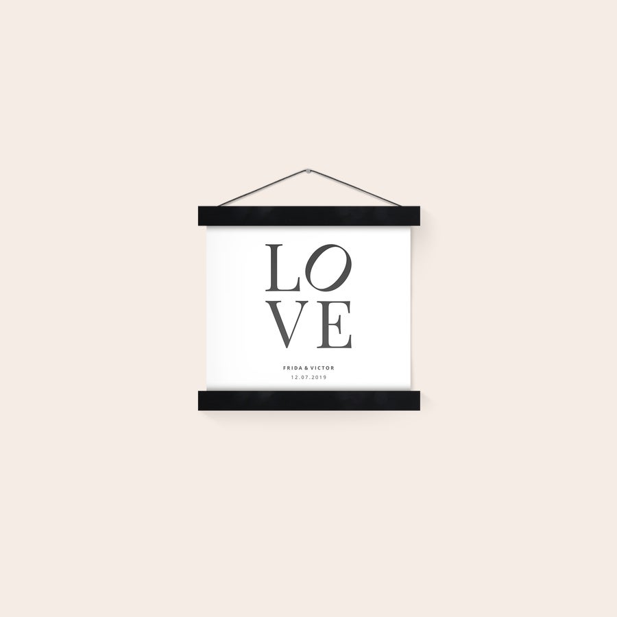 Personliggjort plakat med ophæng af træ Hæng dit smukkeste fotoøjeblik på væggen med dette magnetiske plakatophæng i sort træ, med teksten "LOVE" og navne personliggjort med tryk.