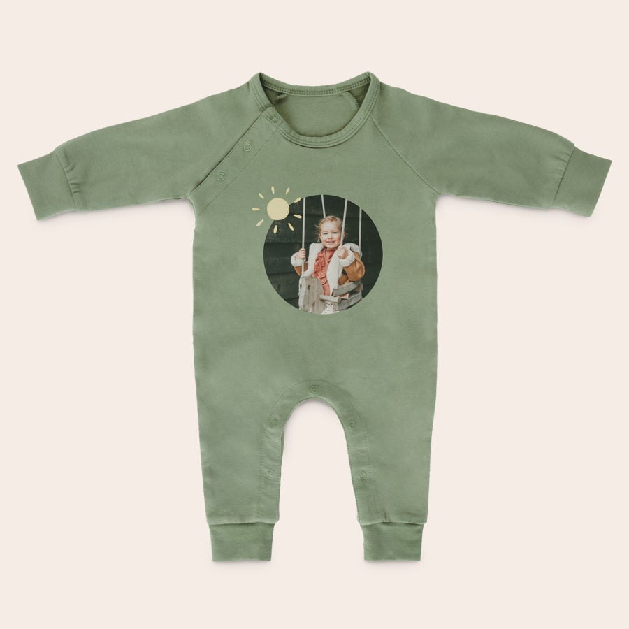 Babylekdräkt med tryck Ljusgrön personlig babylekdräkt med tryckt foto av leende barn och en gul sol. Skapa din personliga babylekdräkt.