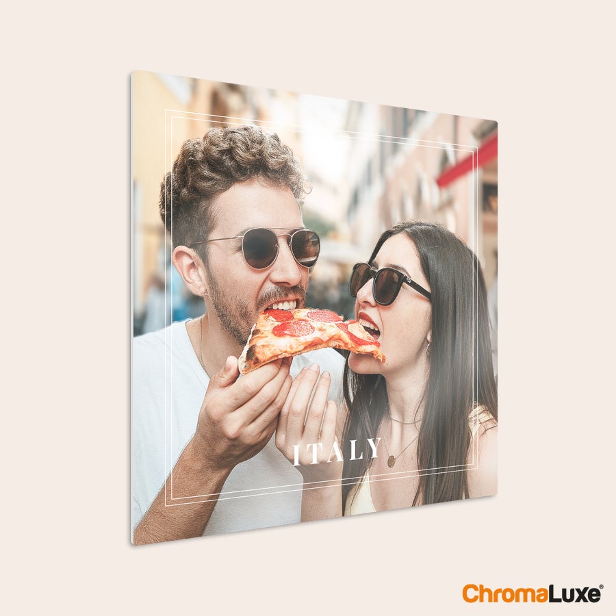 Aluminium fotopanel Chromaluxe aluminium fotoprint med par der spiser pizza, og teksten "ITALY". Tilpas med dine yndlingsminner.