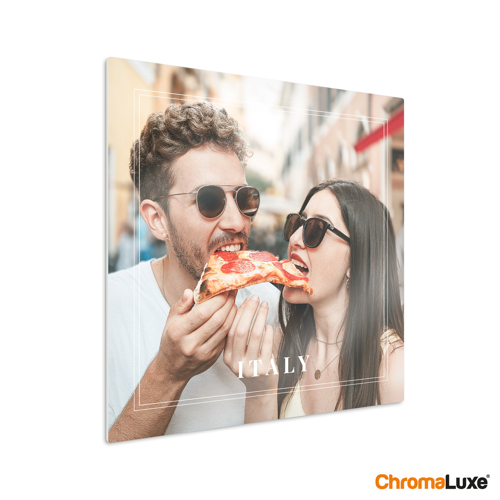 ChromaLuxe aluminium fotopaneel met een gedrukte foto van een stel dat pizza eet en de tekst "Italy".