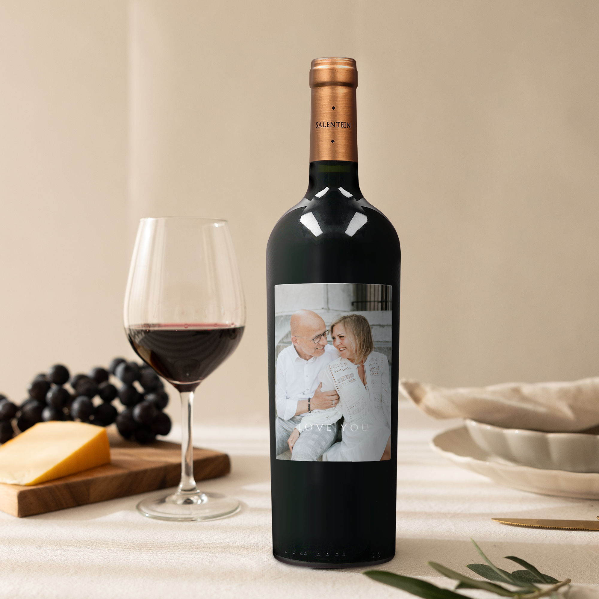 Fles Salentein Malbec met persoonlijk bedrukt etiket van een gelukkig stel en de tekst Love You.