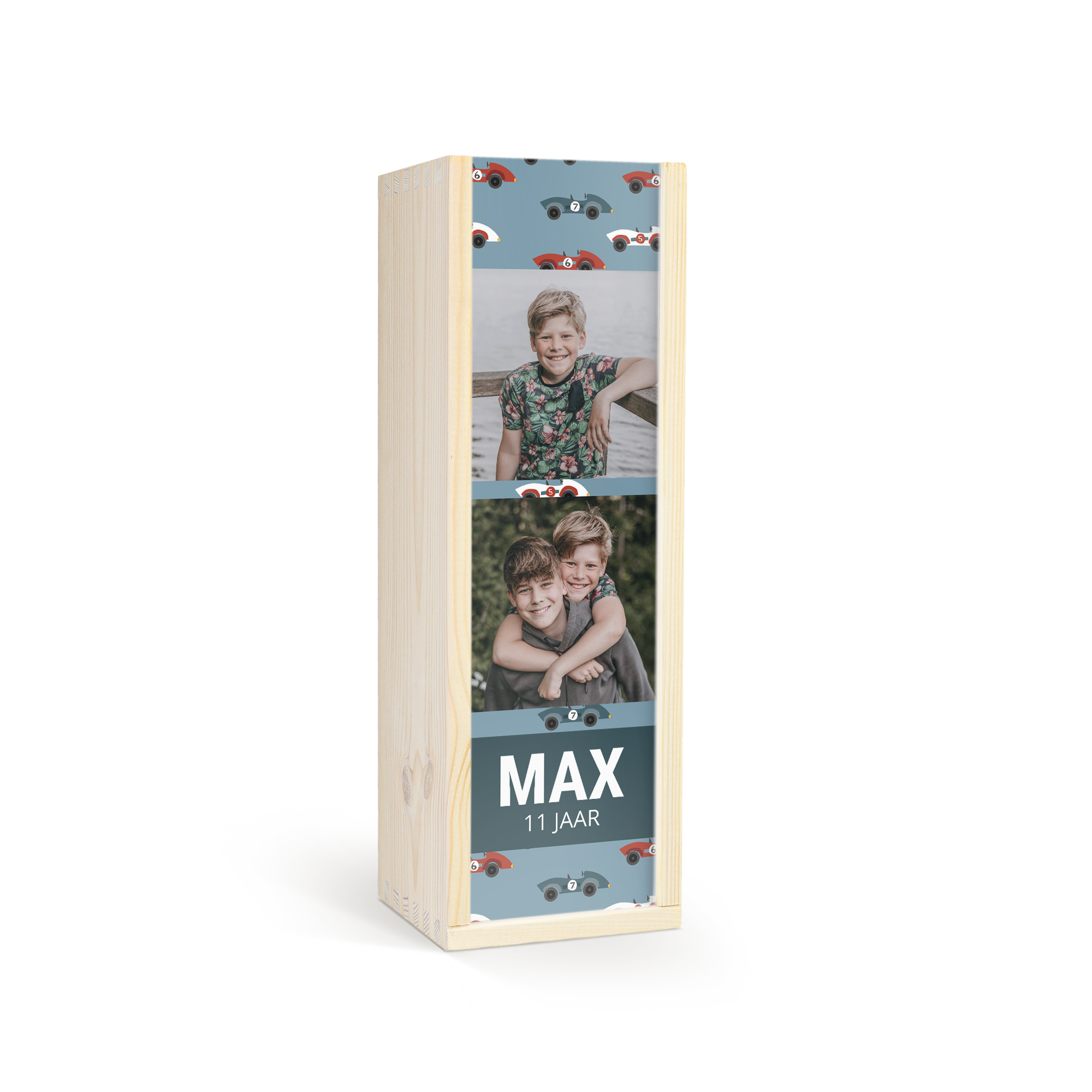 Houten cadeaukist voor kinderchampagne met gedrukte collage van twee lachende jongens, racewagens en tekst Max 11 Jaar.